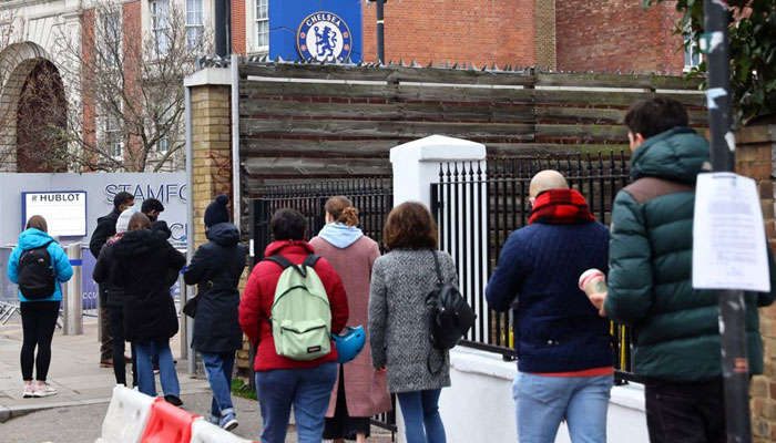 People queue for a booster dose outside a coronavirus disease (COVID-19) pop-up vaccination centre at Chelsea football ground, Stamford Bridge in London, Britain, December 18, 2021.— Reuters/File