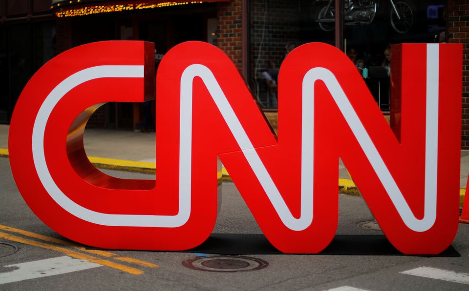 Logo CNN berdiri di luar tempat debat kedua calon presiden AS dari Partai Demokrat 2020, di Teater Fox di Detroit, Michigan, AS, 30 Juli 2019. — REUTERS
