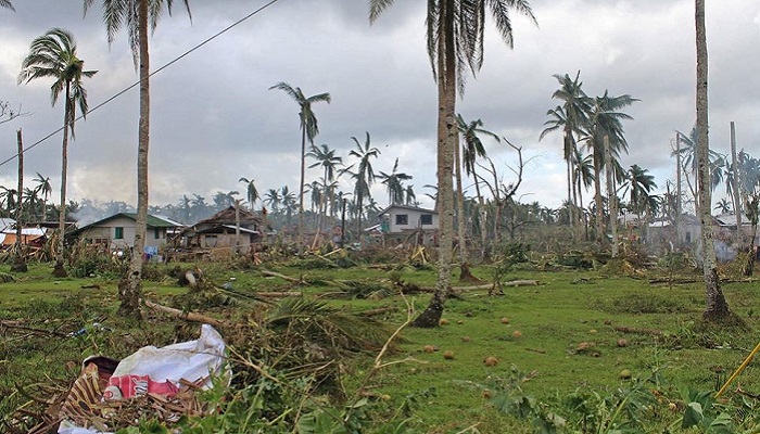 Rumah dan pohon rusak akibat topan Rai terlihat, di provinsi Surigao del Norte, Filipina, 18 Desember 2021. Gambar diambil 18 Desember 2021. Philippine Coast Guard/Handout via Reuters
