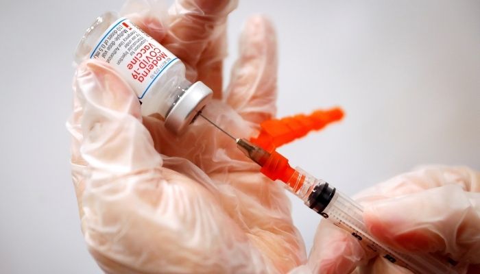 A health practitioner prepares the Moderna COVID-19 vaccine. Photo: Reuters