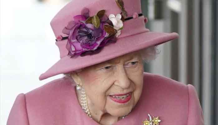 Who will be with Queen Elizabeth at Windsor on Christmas Day?