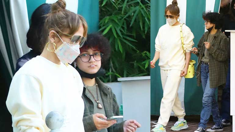 Jennifer Lopez tampil modis dengan pakaian olahraga berwarna kuning saat makan siang bersama orang-orang terkasih