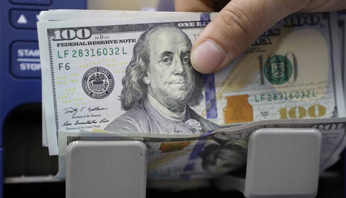 A man counts US dollar banknotes at a currency exchange shop in Beirut, Lebanon March 23, 2021. Photo: Reuters