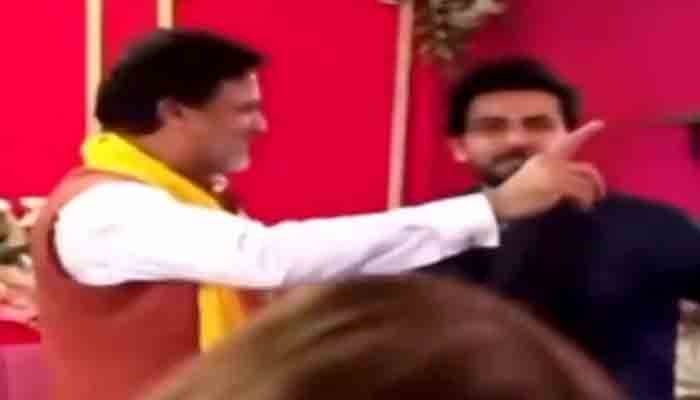 Moin Khan berjabat kaki dengan aktor Ali Ansari di pernikahan putranya