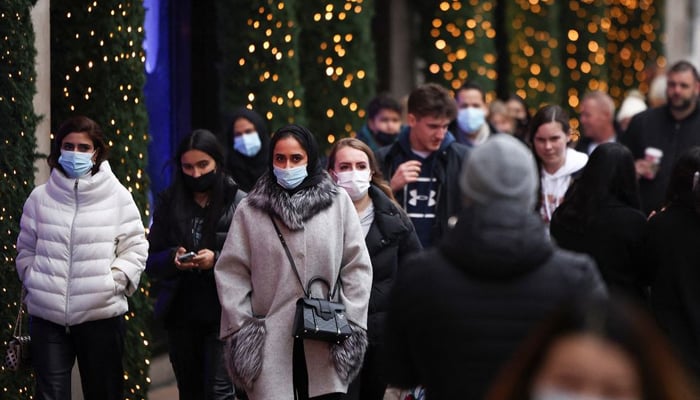 Shoppers walk along Oxford Street, amid the coronavirus disease (COVID-19) outbreak in London, Britain, December 23, 2021. — Reuters/File