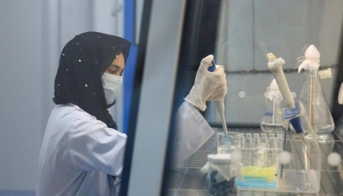 A medical practitioner in Pakistan testing in the hospital lab. Photo:Reuters