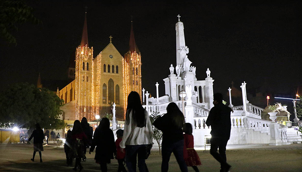 Members from the Christian community arriving at the St. Patricks Cathedral Church to perform their religious rituals to mark the occasion celebration in Karachi on December 24, 2021.— APP