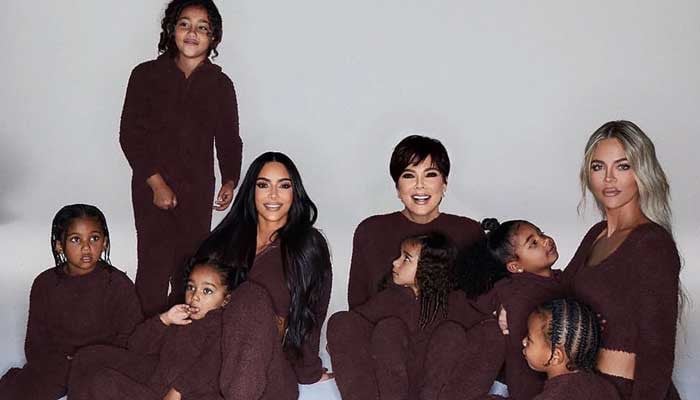 Kanye West tidak menemukan tempat di foto Natal keluarga Kim Kardashian