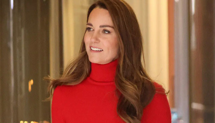 Kate Middleton memberikan ranting zaitun kepada Pangeran Harry, Meghan Markle dengan konser lagu Natal