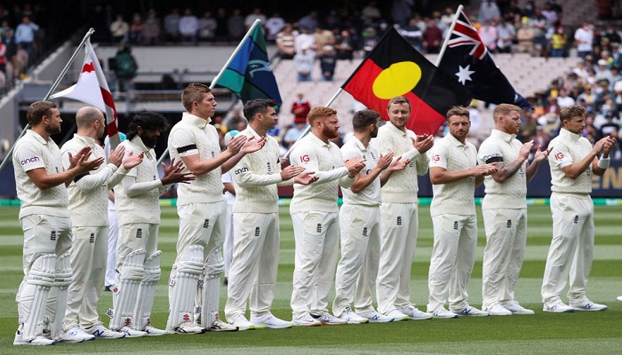 Members of the England team take the pitch for the start of action against Australia in the third Ashes test at Melbourne Cricket Ground in Melbourne, Australia, December 26, 2021. Photo: Reuters
