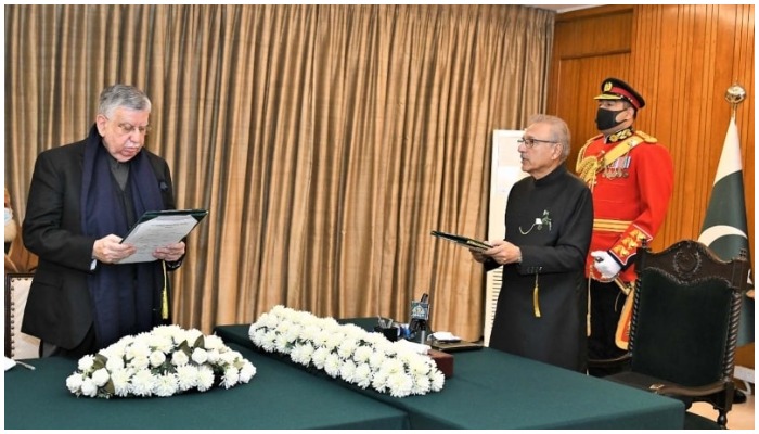 President Dr Arif Alvi (R) administers the oath to Senator Shaukat Tarin as Federal Minister of Finance and Revenue. — PID