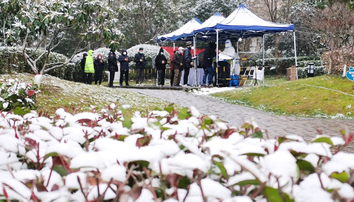 People line up in the snow for nucleic acid testing at a residential compound under lockdown following the coronavirus disease (COVID-19) outbreak in Yanta district of Xian, Shaanxi province, China December 25, 2021. — Reuters/File