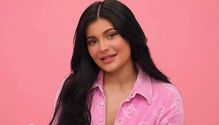 Kylie Jenner debutkan anggota keluarga baru di Hari Natal