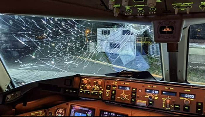 British Airways planes windshield got smashed by a block of ice. — twitter.com/aviationbrk