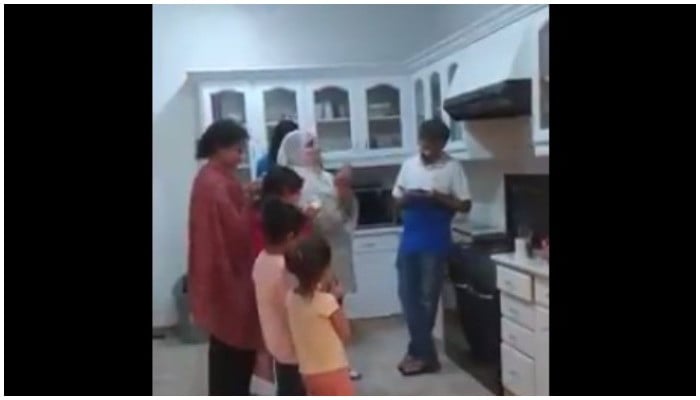 Video lucu menjadi viral tentang wanita yang berdoa bersama keluarga untuk mendapatkan gas
