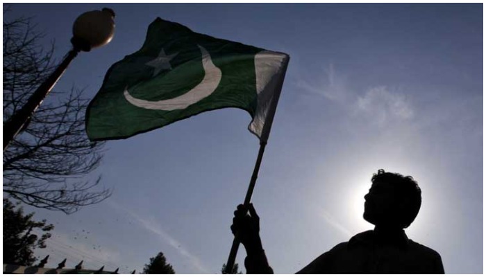 A man holds Pakistani flag. Photo: Twitter