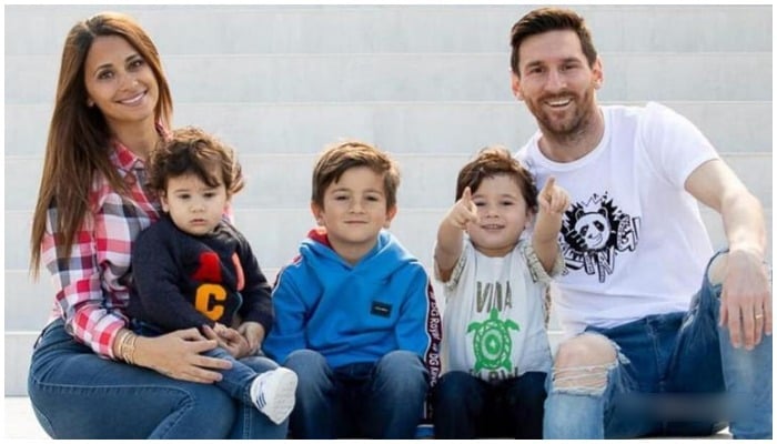 Antonela Roccuzzo (left) holding her son Ciro,Thiago (centre), Mateo (centre-right), and Lionel Messi (right) — Instagram/Lionel Messi
