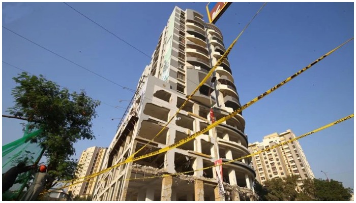 Nasla Tower at Karachis Shahrah-e-Faisal undergoing demolition. Photo: Geo.tv/file