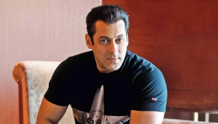 Salman Khan riding auto around Panvel Farmhouse