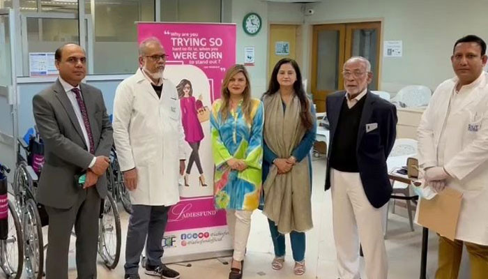 Dawood Global Foundation menyumbangkan 100 kursi roda untuk SIUT Karachi