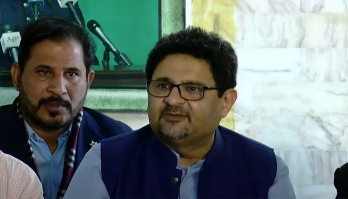 PML-N leader and former finance minister Miftah Ismailaddressing a press conference alongside PML-N leader Musadik Malik (not pictured) in Karachi on December 31, 2021. — YouTube