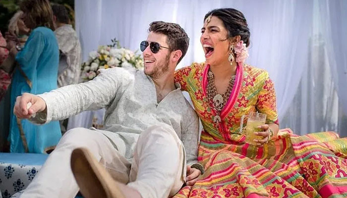 Nick Jonas membagikan postingan Tahun Baru berisi PDA dengan Priyanka Chopra