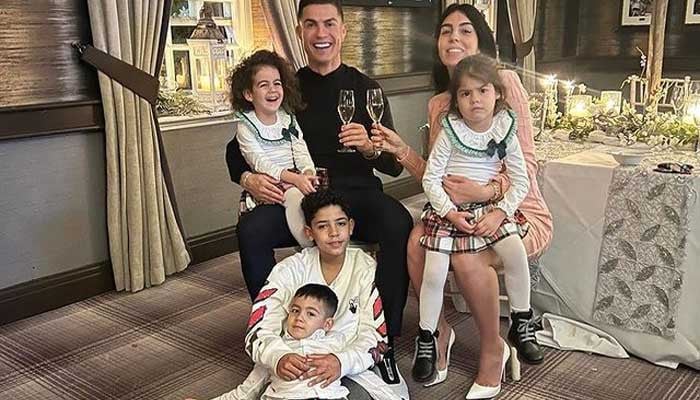 Georgina Rodriguez, cincin kekasih Cristiano Ronaldo pada tahun 2022 bersama anak-anak mereka: Lihat foto