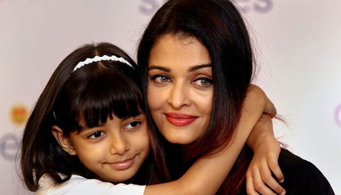 Aishwarya Rai Bachchan memposting selfie dengan putrinya Aaradhya di tengah malam Tahun Baru