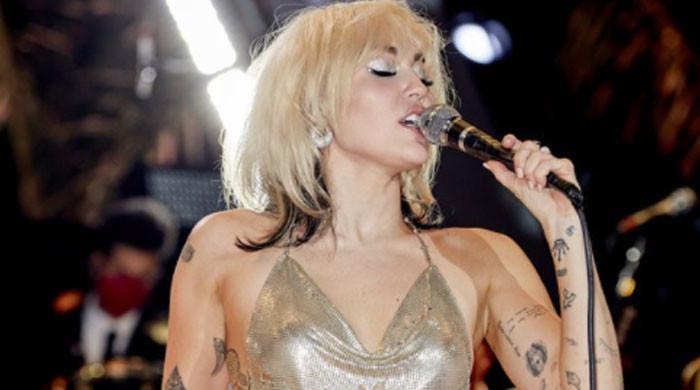 Miley Cyrus loses top in wardrobe malfunction: 'Everybody's looking at me  now'