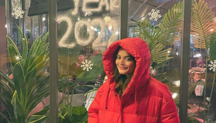 Minal Khan stops for New Year photo in Turkey, sends love to fans in Pakistan