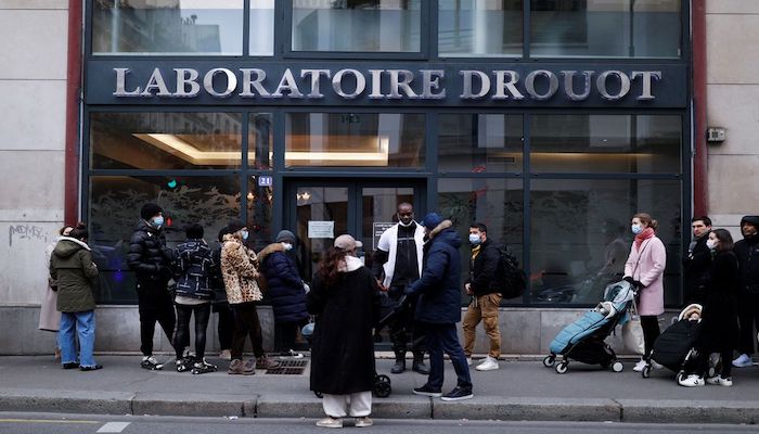 People queue for tests ahead of Christmas, amid the spread of the coronavirus disease (COVID-19) pandemic, in Paris, France, December 23, 2021. Photo: Reuters