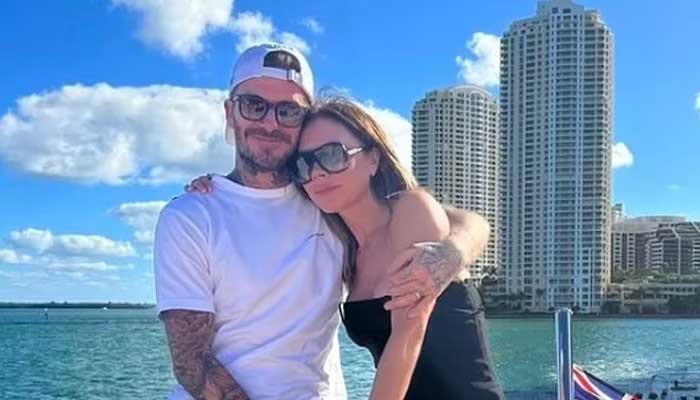 Victoria Beckham berbagi foto cinta dengan suaminya David Beckham dari pantai