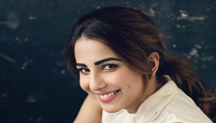 Ushna Shah menanggapi keributan netizen karena aksen bahasa Inggrisnya