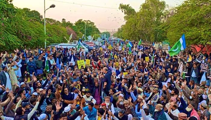 Large number of participants from all over the city have gathered to join JIs protest at Sindh Assembly to reject Local Govt Bill Act 2021. — Twitter/@KarachiJamaat