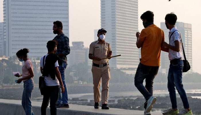 A policeman asks people to leave the promenade at Marine drive, during restrictions to limit public gatherings amidst the spread of the coronavirus disease (COVID-19), in Mumbai, India, January 3, 2022. — Reuters/File