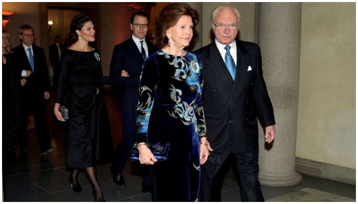 Raja Swedia Carl Gustav dan Ratu Silvia tiba bersama Putri Mahkota Victoria dan Pangeran Daniel untuk menghadiri upacara penghargaan Hadiah Nobel di Aula Biru Balai Kota Stockholm di Stockholm, Swedia 10 Desember 2021. — Reuters/File