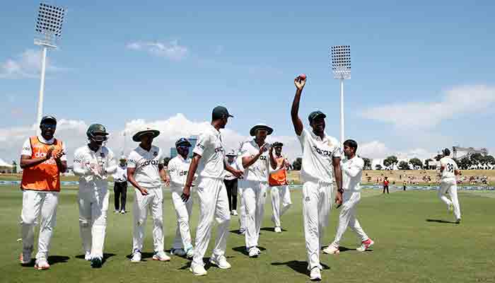 Ebadot Hossain (kanan) dari Bangladesh merayakan enam gawangnya pada hari kelima pertandingan Uji kriket pertama antara Selandia Baru dan Bangladesh di Bay Oval di Gunung Maunganui pada 5 Januari 2022 -AFP