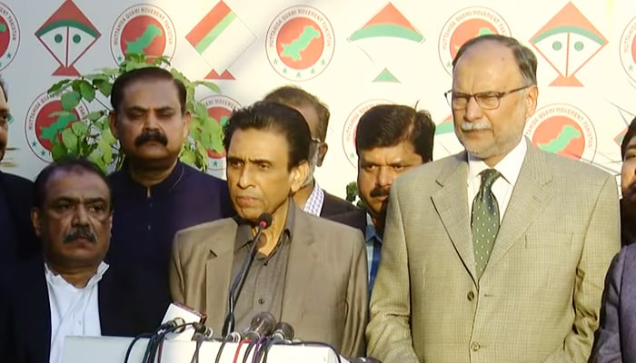 MQM-P Convener Khalid Maqbool Siddiqui (left) and PML-N Secretary-General Ahsan Iqbal addressing a press conference in Karachi on January 5, 2021. — YouTube