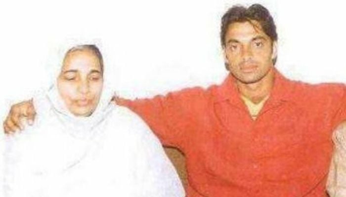 Pakistan fast bowler Shoaib Akhter with his late mother. Photo:File