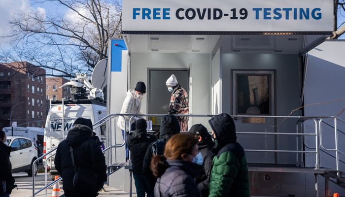 Orang-orang mengantre untuk tes penyakit virus corona (COVID-19) di situs pengujian popup saat varian virus corona Omicron terus menyebar di wilayah Queens, New York City, AS, 23 Desember 2021. — Reuters/File