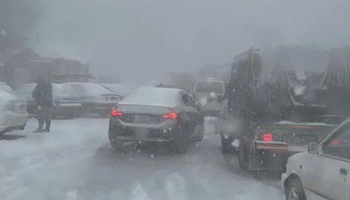 Murree ditutup untuk semua jenis lalu lintas karena salju tebal, serbuan turis