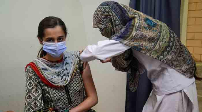 Omicron threat: Sindh plans door-to-door vaccination for women