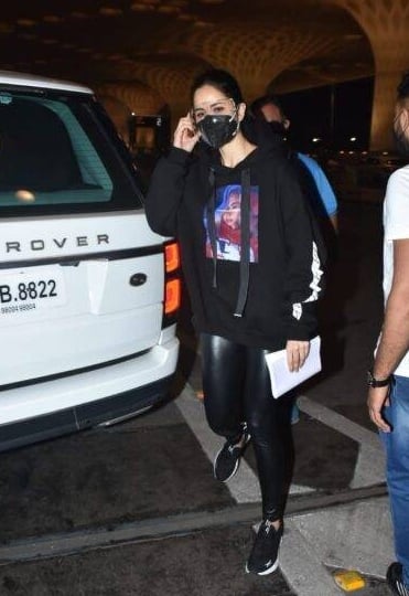 Pics: Katrina Kaif drops jaws in black sporty outfit at Mumbai airport