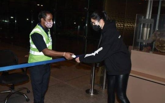 Pics: Katrina Kaif drops jaws in black sporty outfit at Mumbai airport