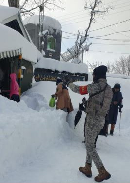 Pak Army evacuating stranded Murree tourists, providing food and shelter: ISPR