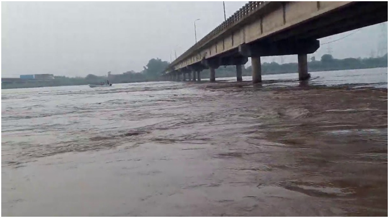 PDMA Punjab warns of flooding in River Chenab