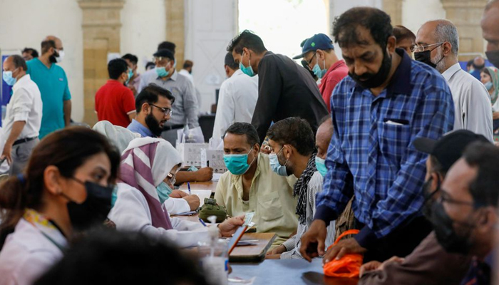 People gather to receive their coronavirus disease (COVID-19) vaccine doses, at a vaccination center in Karachi, Pakistan April 28, 2021. Photo: Reuters