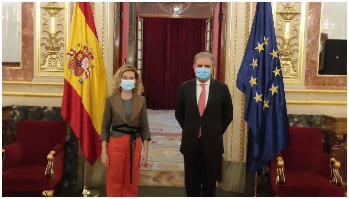 Președintele Congresului Deputaților Spaniol, dna Meritxell Batet, l-a întâmpinat pe ministrul de externe Makhdoom Shah Mehmood Qureshi la sosirea sa în parlamentul spaniol, pe 11 ianuarie 2022. - PID