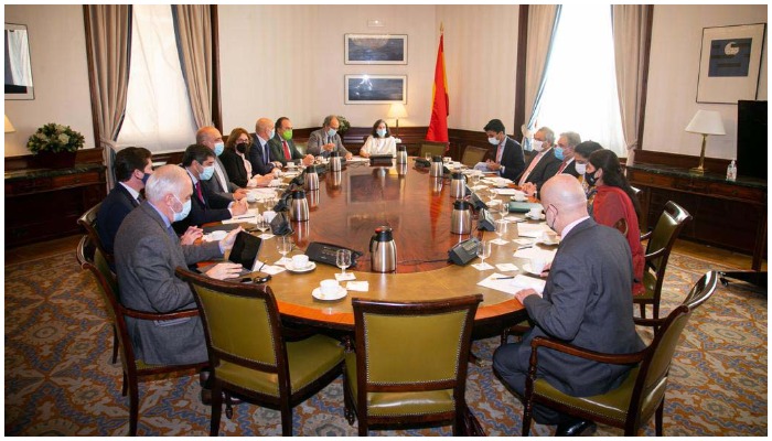 El Ministro de Asuntos Exteriores Makhdoom Shah Mehmood Qureshi se reunió con el Presidente y los miembros del Consejo Español de Asuntos Exteriores en Madrid el 11 de enero de 2022.  -PID