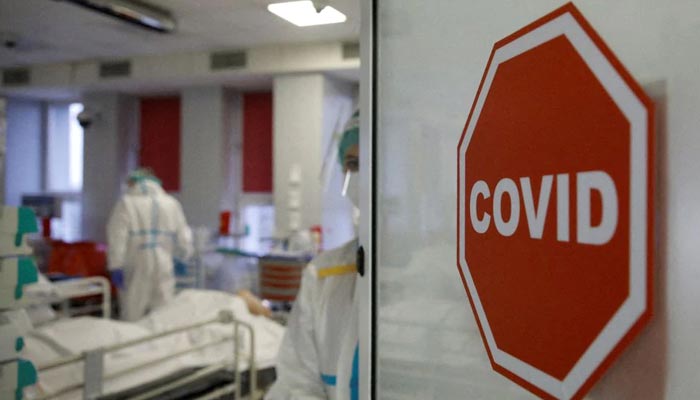 Anggota staf medis merawat pasien di dalam bangsal penyakit virus corona (COVID-19) di Rumah Sakit Kementerian Dalam Negeri di Warsawa, Polandia, 8 November 2021. — Reuters/File